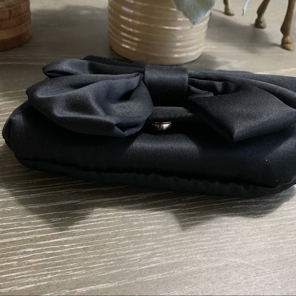 RSVP BLACK SATIN CLUTCH WITH.BOW - Picture 11 of 14